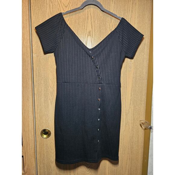 BLACK XL LU NYC DRESS. RIBBED WITH FAUX SNAP DETAIL DOWN FRONT. DEEP V-NECK. - Picture 1 of 4